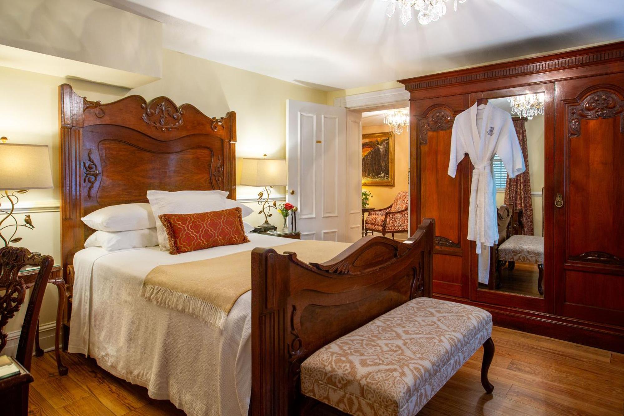 George Whitfield Classic Queen Room
